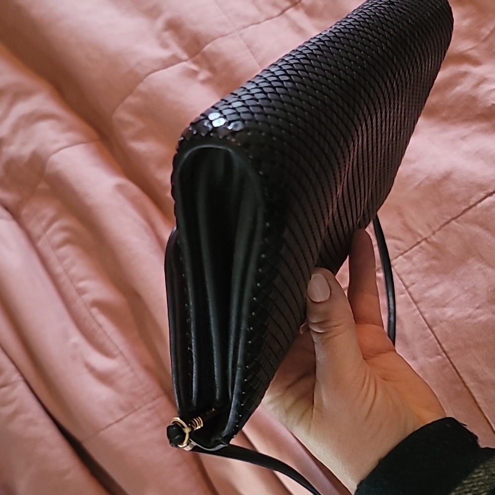 STUNNING WHITING AND DAVIS BLACK MATTE MESH CROSSBODY CLUTCH - Picture 5 of 16